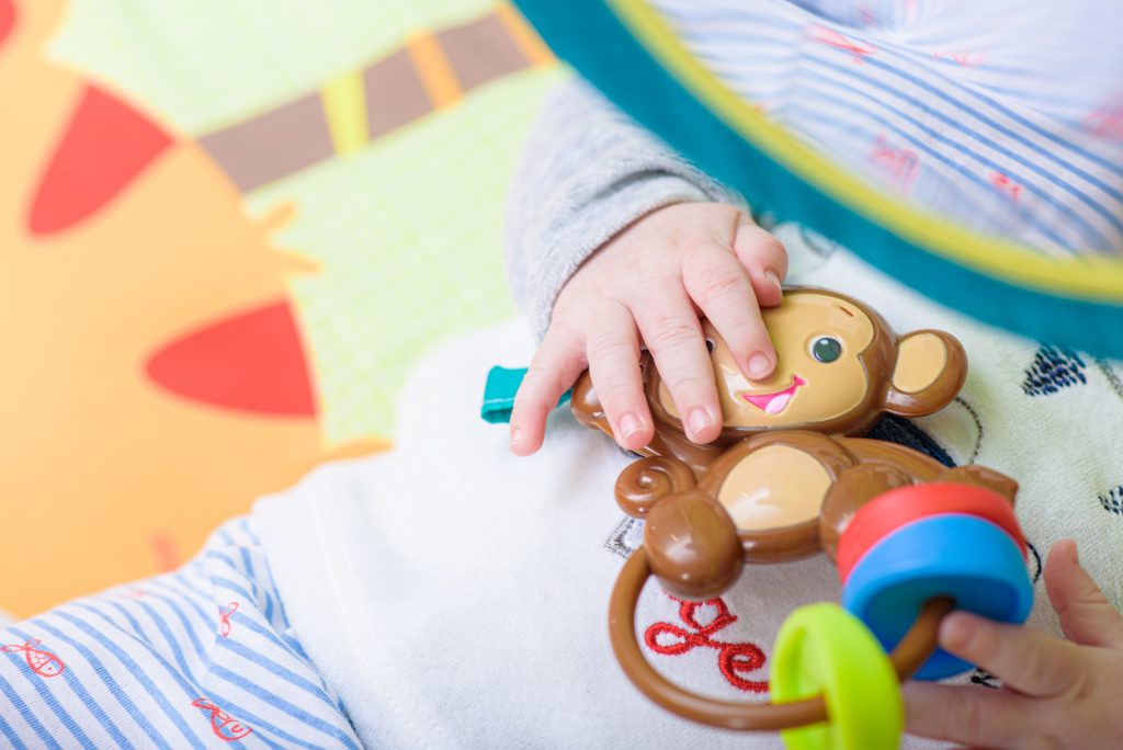 Juguetes y juegos para bebés recién nacidos